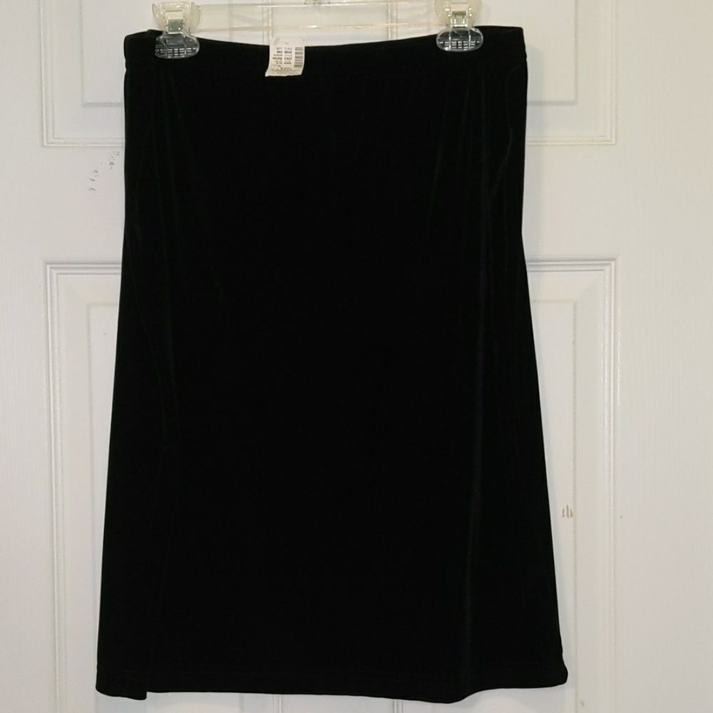 Intrigue black velour skirt  Sz XL NWT